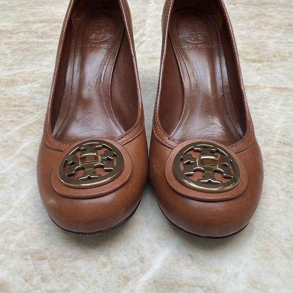 Tory Burch gold tone logo leather pumps Size 8. Saddle color. - Picture 4 of 16